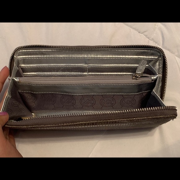 Michael Kors Wallet - Picture 3 of 6